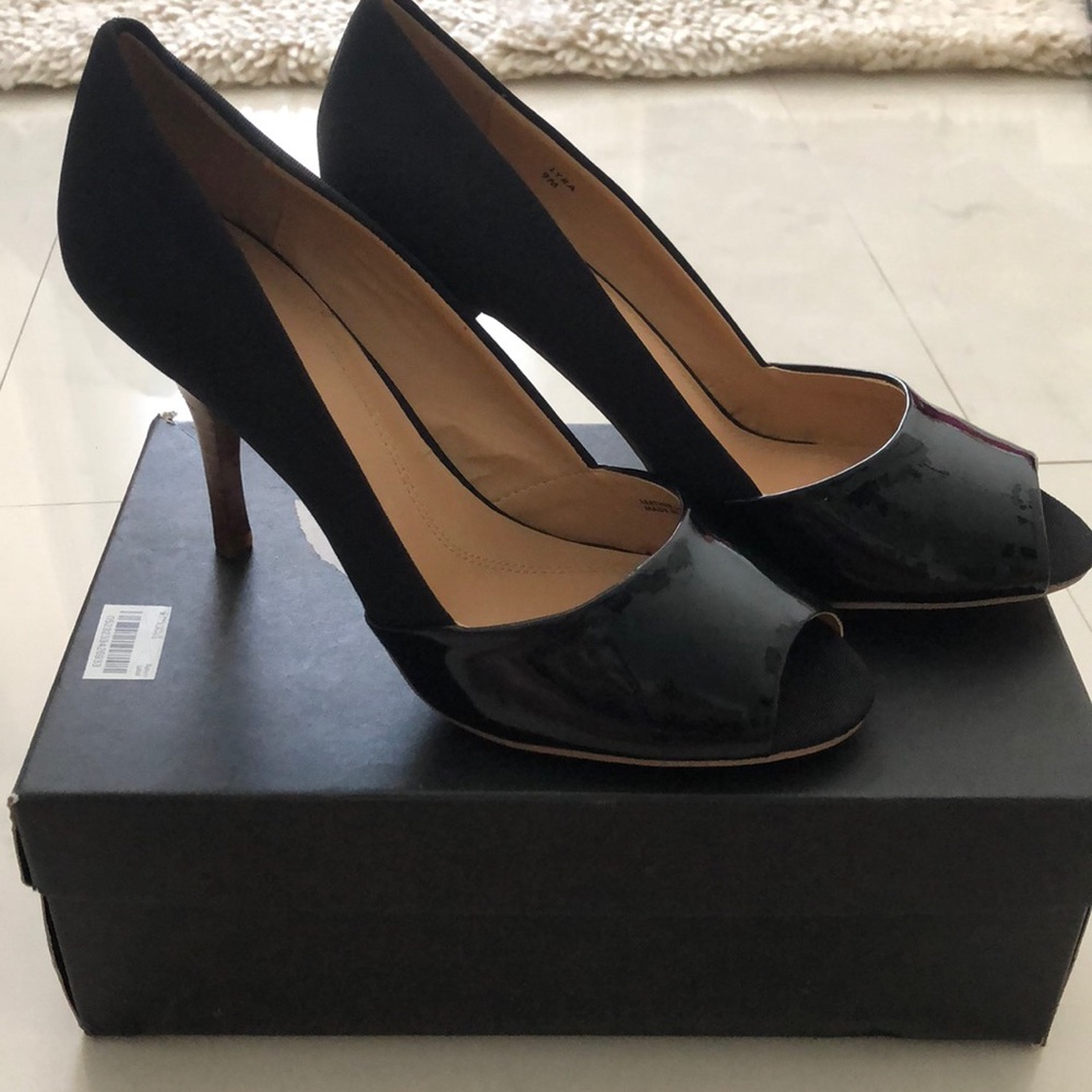 Tahari Lyra heels
